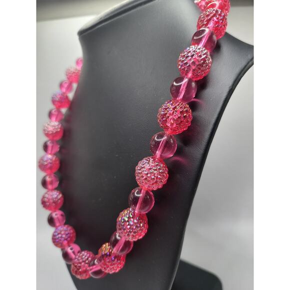 Vintage Pink Lucite Beaded Necklace Textured Smooth Beads 20.75 Inch - Picture 2 of 7